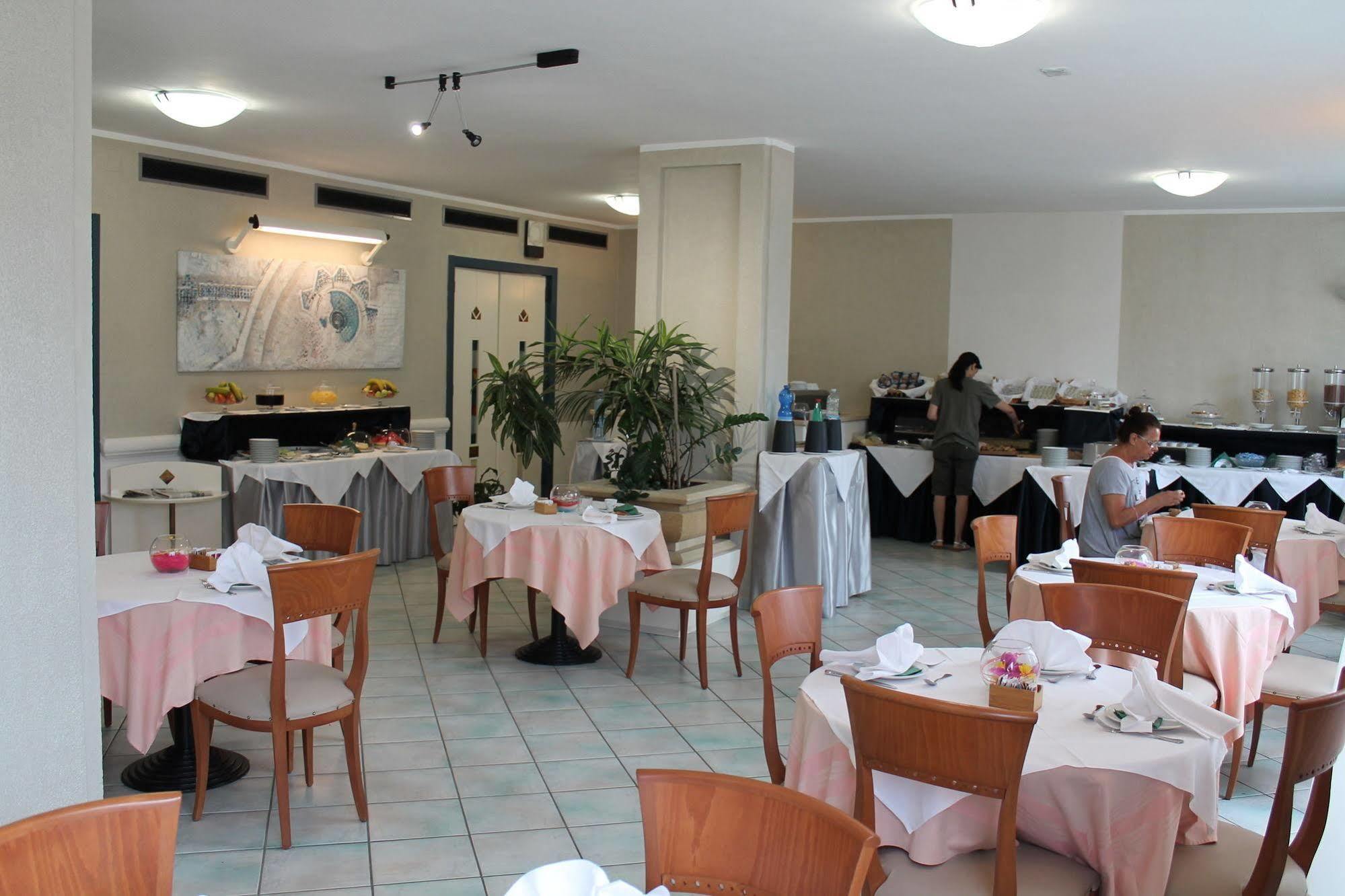 Hotel Mediterraneo Roccella Ionica Εξωτερικό φωτογραφία